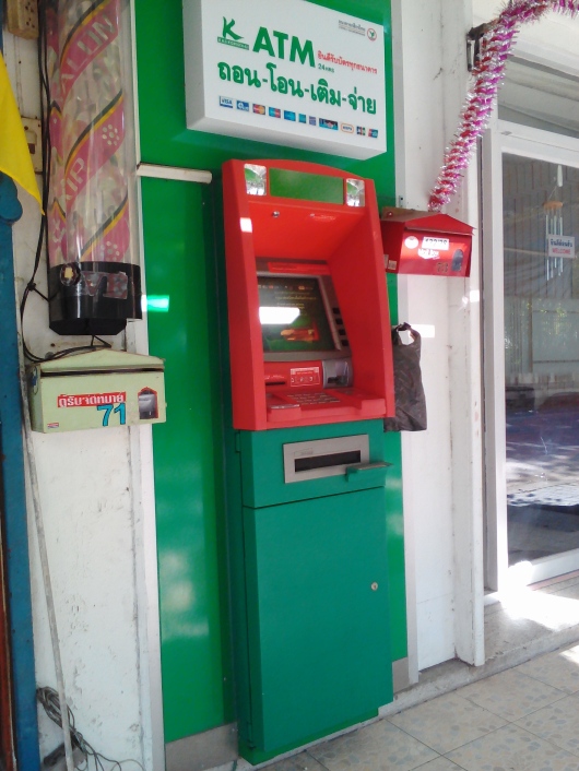 Tämä Kasikorn-pankin automaatti s1a2062 vei matkaajan kortin. Myöhemmin selvisi, että pankin palvelunumeroon välitetyt tiedot kadonneesta kortista katosivat myös. Automaatti sijaitsee osoitteessa Soi Ramkhamhaeng 24 Alley, Lane 34. (#36)